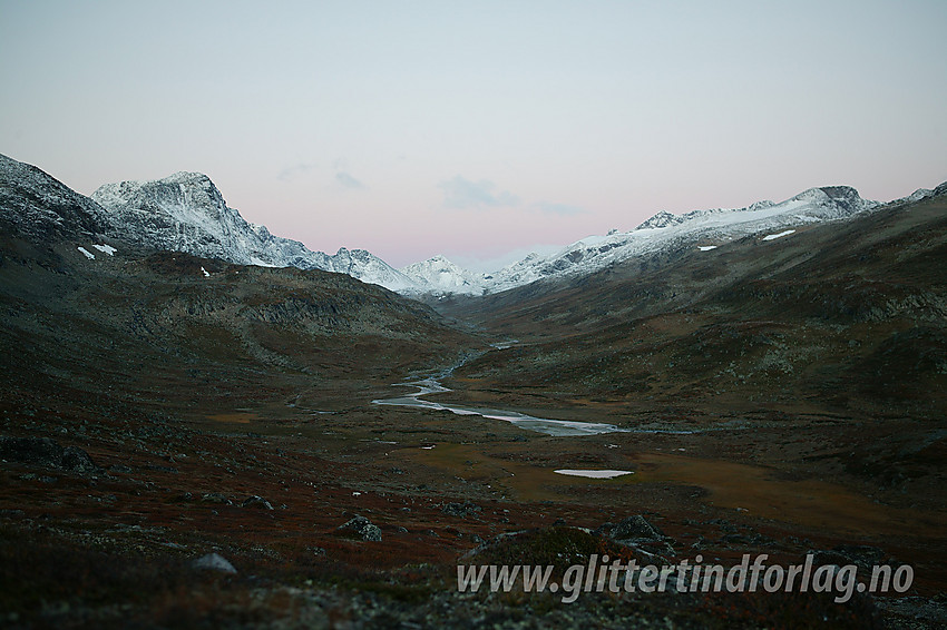 Morgenstemning i Leirungsdalen. Munken (2105 moh) til venstre.