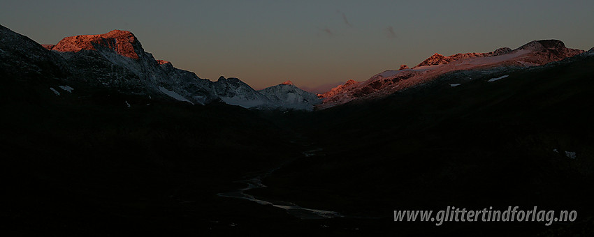 Soloppgang over Leirungsdalen med Munken (2105 moh) til venstre. I forgrunnen kan man såvidt ane Leirungsåes bånd nede i den mørke skyggen.