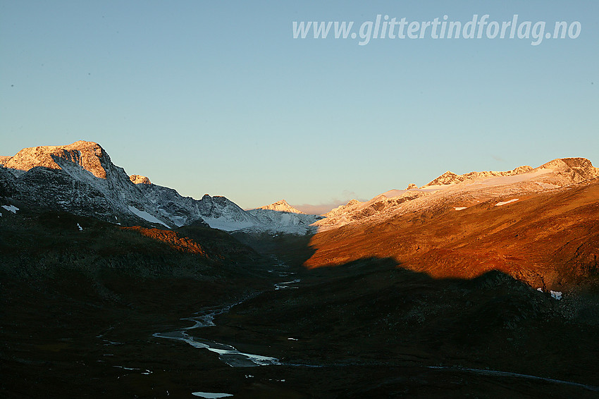 Soloppgang over Leirungsdalen. Munken (2105 moh) til venstre.