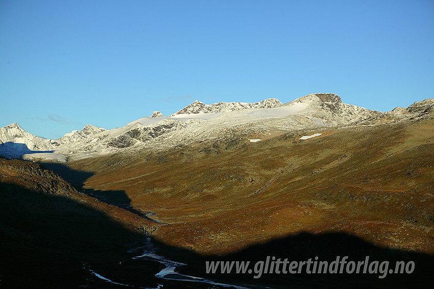 Morgenstemning over Leirungsdalen sett fra Raudhamran. Sentralt i bakgrunnen er Austre Leirungstinden (2288 moh) og Tjønnholsoksle (2145 moh).