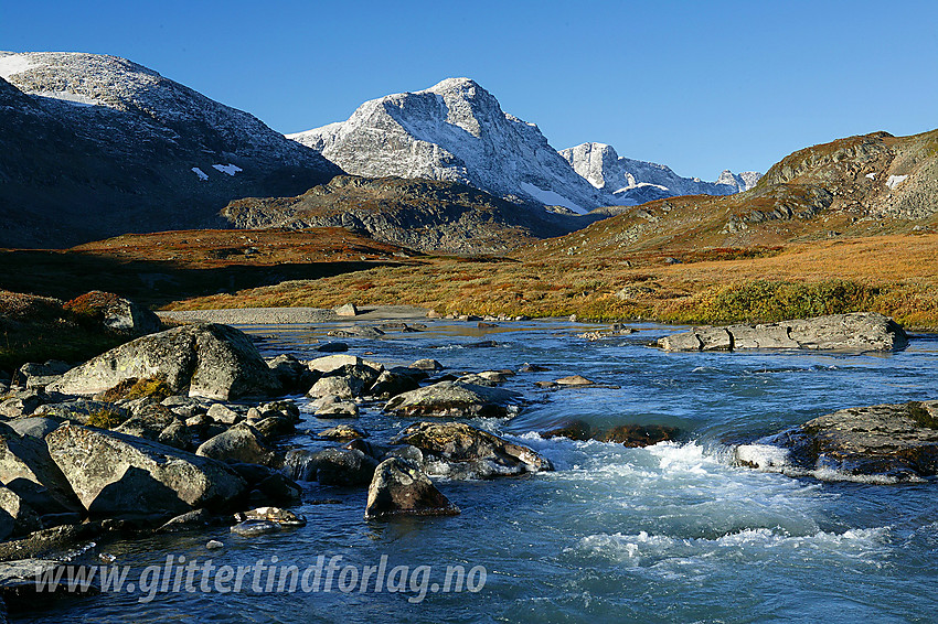 En flott høstdag i Leirungsdalen ved Leirungsåe med Munken (2105 moh) sentralt i bakgrunnen.