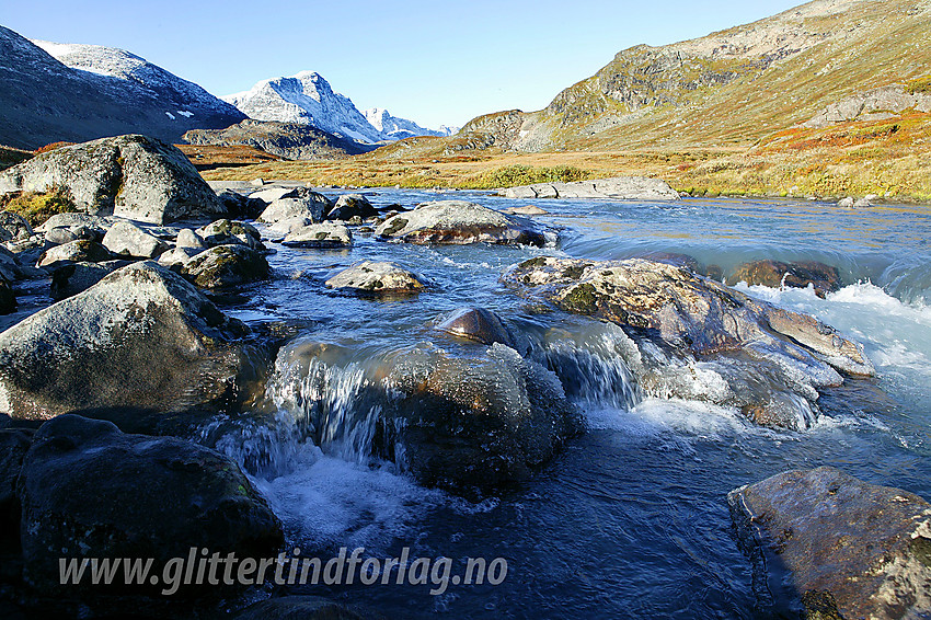 Leirungsåe med bl.a. Munken (2105 moh) i bakgrunnen.