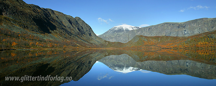 Flott høstdag ved Nedre Leirungen med Knutshøe (1517 moh) til venstre og Besshøe (2258 moh) i midten. Bak til høyre ses Veslfjellet.