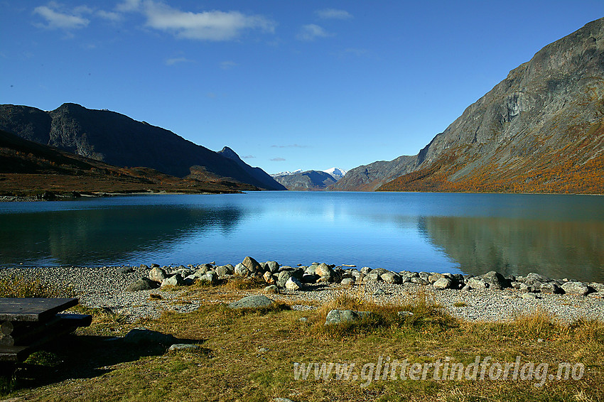 Høstdag ved Gjendeosen med utsikt vestover Gjende.