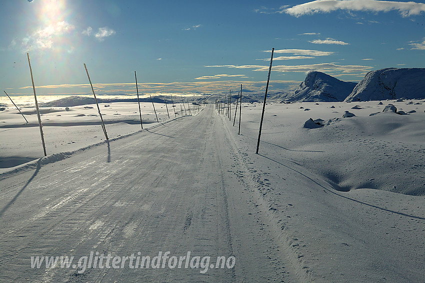 I vinterens spede begynnelse på Valdresflye. Bak til høyre ses Bitihorn (1607 moh).