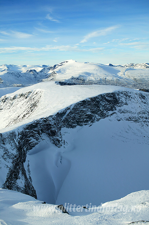 Utsikt fra Nautgardstinden i vestlig retning mot Nautgardsoksle. I bakgrunnen dominerer Glittertinden.