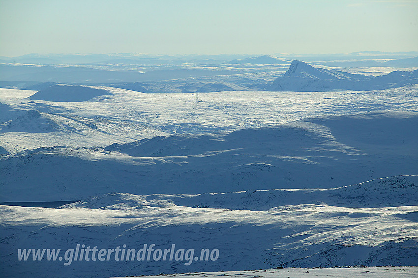 Utsikt med telelinse fra Austre Nautgardstinden sørover mot Valdresflye.