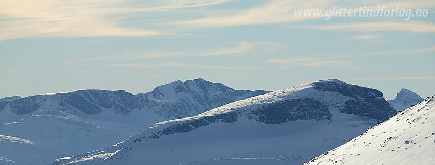 Med telelinse fra Austre Nautgardstinden mot Besshøe (2258 moh) og videre i retning Gjendealpene med bl.a. Høgdebrotet og Tjønnholstinden.