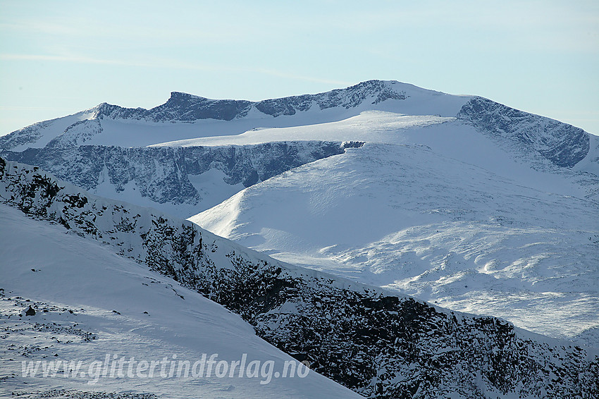 Med telelinse fra Austre Nautgardstinden mot Surtningssue (2368 moh).