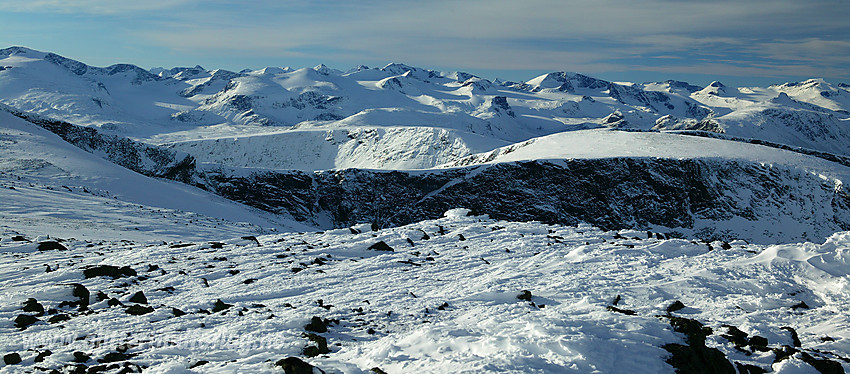 Fra Austre Nautgardstinden mot Nautgardsoksle (2089 moh) og videre innover i Jotunheimens tindeverden.