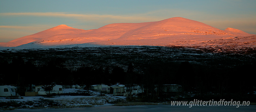 Morgenstemning ved Heimsanden Camping i Sjodalen med Nautgardstinden (t.v.) og Russli-Rundhøe i bakgrunnen.