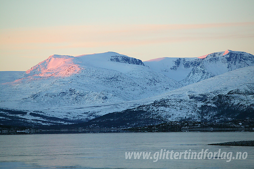 Morgenstemning i Sjodalen ved Øvre Sjodalsvatnet. I bakgrunnen Øystre Rasletinden (2010 moh) og Rasletinden (2105) til venstre og Munken (2105 moh) til høyre.