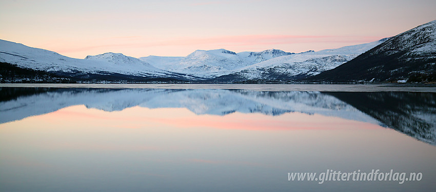 Morgenstemning i Sjodalen ved Øvre Sjodalsvatnet. I bakgrunnen bl.a. Rasletinden og Munken.