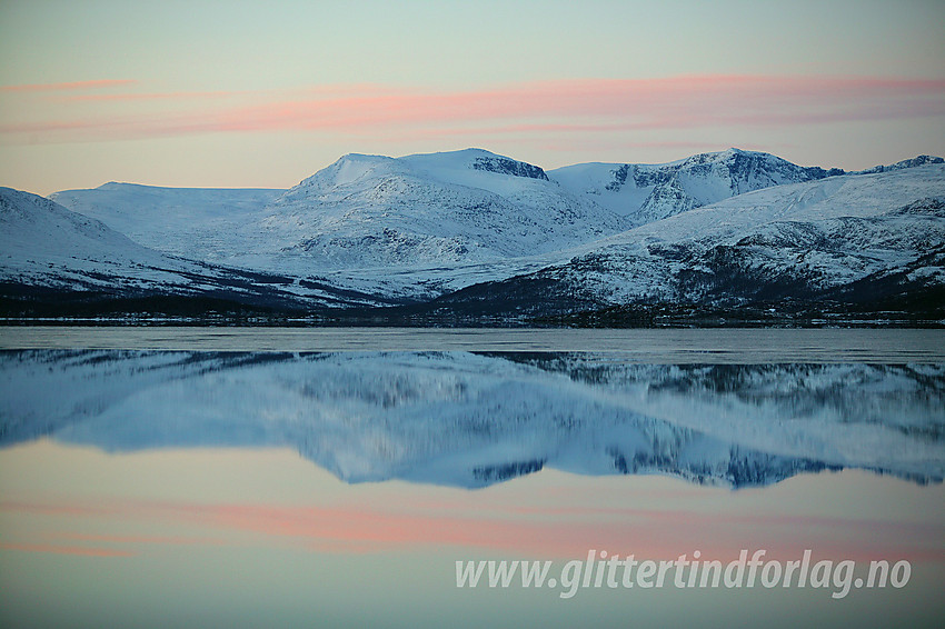 Morgenstemning i Sjodalen ved Øvre Sjodalsvatnet. I bakgrunnen bl.a. Rasletinden (2105 moh) og Munken (2105 moh).