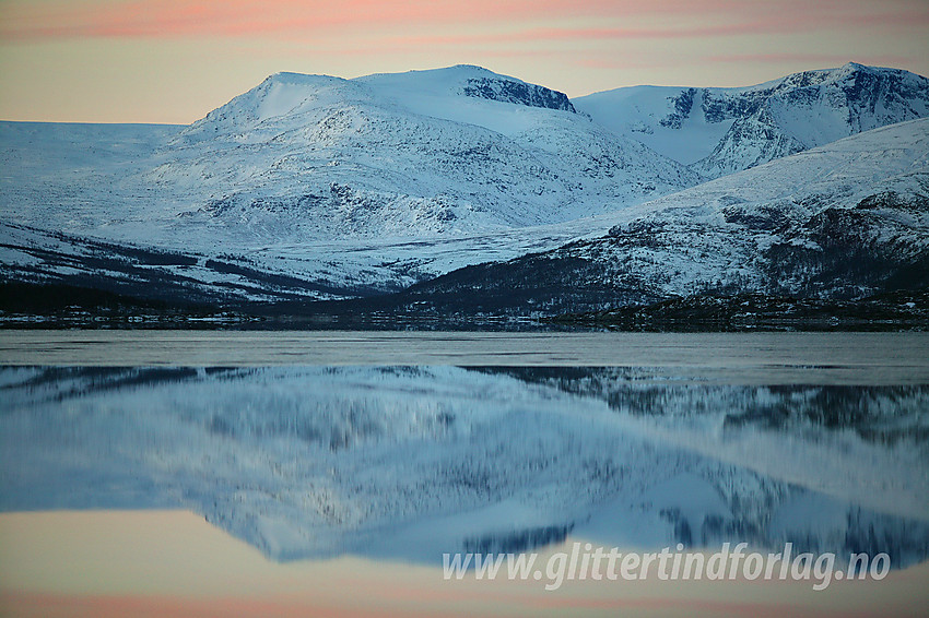 Morgenstemning i Sjodalen ved Øvre Sjodalsvatnet. I bakgrunnen bl.a. Rasletinden (2105 moh) og Munken (2105 moh).