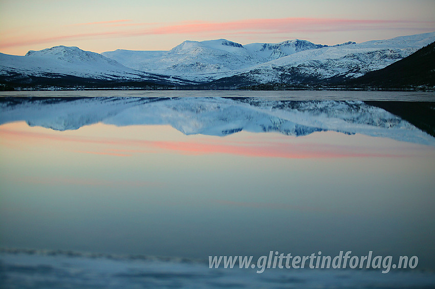 Morgenstemning i Sjodalen ved Øvre Sjodalsvatnet. I bakgrunnen bl.a. Rasletinden (2105 moh) og Munken (2105 moh).