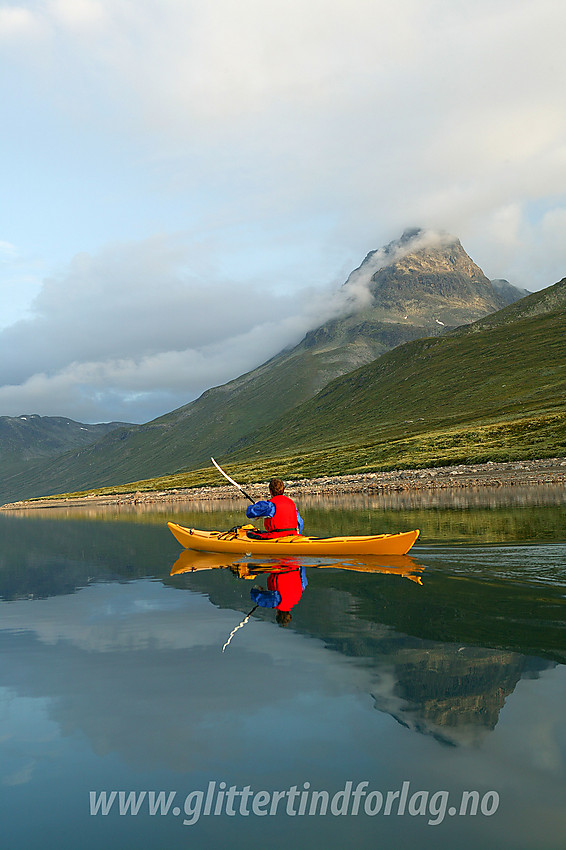 Padling på Bygdin en fin sommermorgen med Torfinnstindane (2119 moh) ruvende i bakgrunnen.