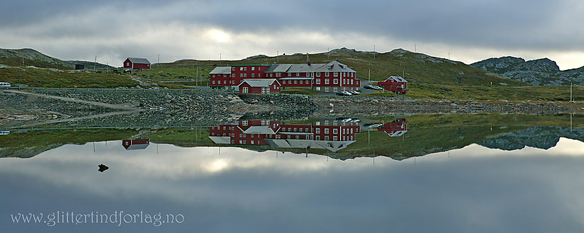 Bygdin Høyfjellshotell sett fra vannet.