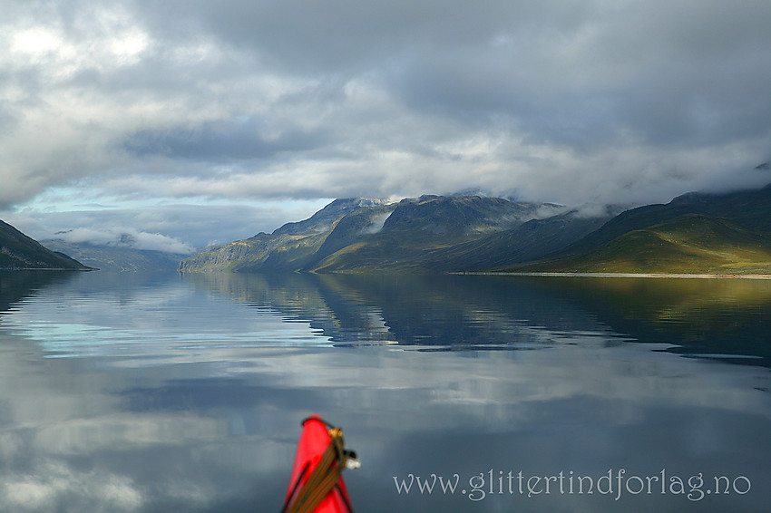 Stemningsfull padletur vestover Bygdin.