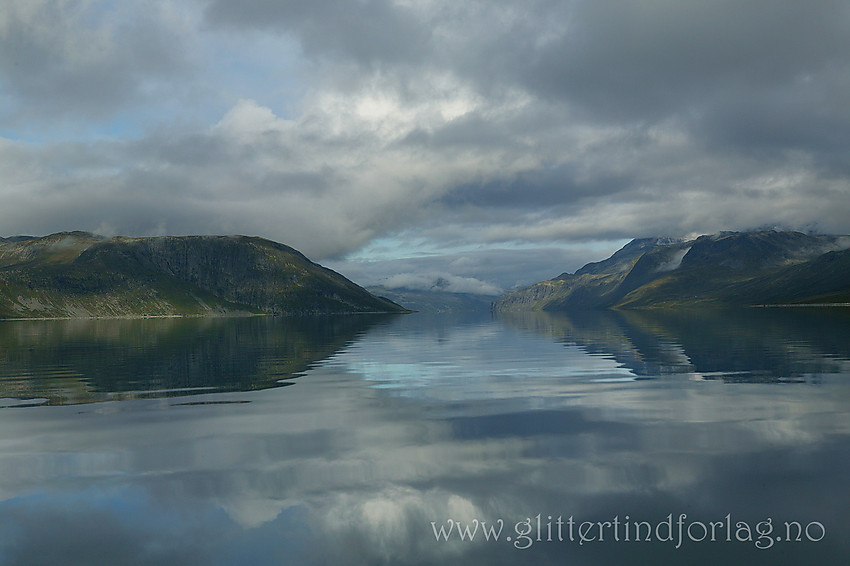 Stemningsfull padletur vestover Bygdin.