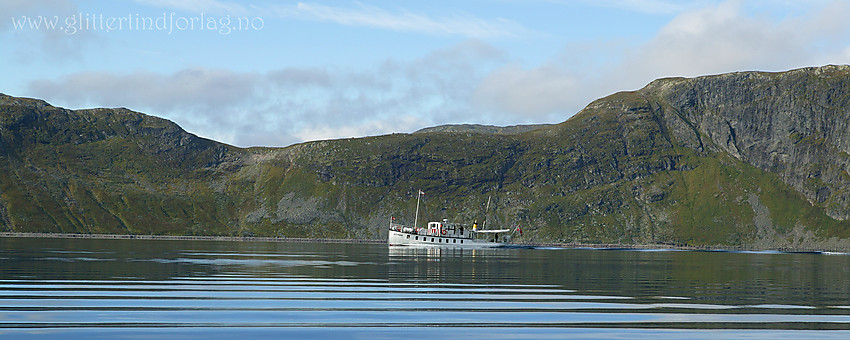 M/b Bitihorn på vei østover Bygdin. I bakgrunnen fjellryggen mellom Sendehornet og Grøneberget.