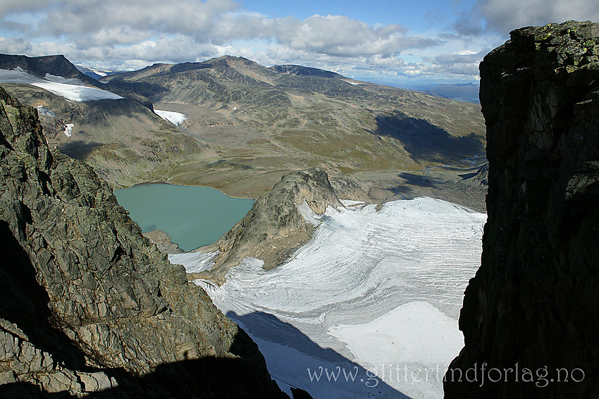 Fra Kalvehøgde, litt øst for Vestre (2208 moh) med utsikt ned på Leirungsbrean, ned Leirungsdalen og bort til Tjønnholstinden på andre siden av dalen.