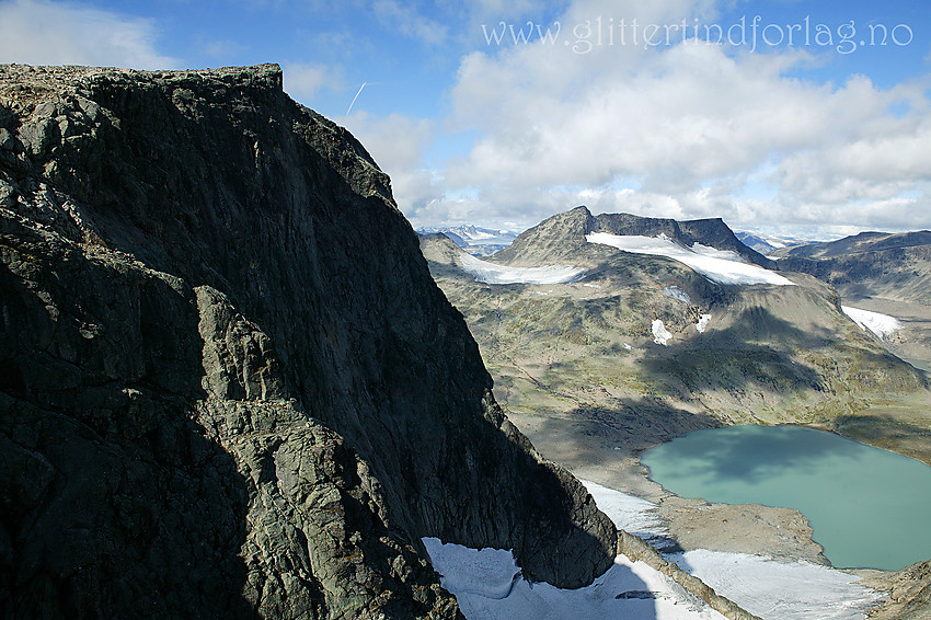 Vestre Kalvehøgde (2208 moh) sett fra øst med det imponerende nordstupet til høyre. I bakgrunnen øvre del av Leirungsdalen med Leirungstjønnen og Austre Leirungstinden (2288 moh) bakerst.