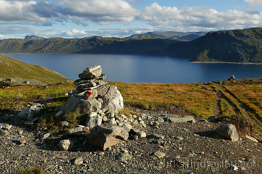 Ytterst i Torfinnsdalen med Bygdin i bakgrunnen.