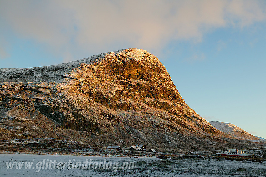 Høstmorgen på Fagerstrand med m/b Bitihorn i opplag til høyre og Synshorn i soloppgang i bakgrunnen.