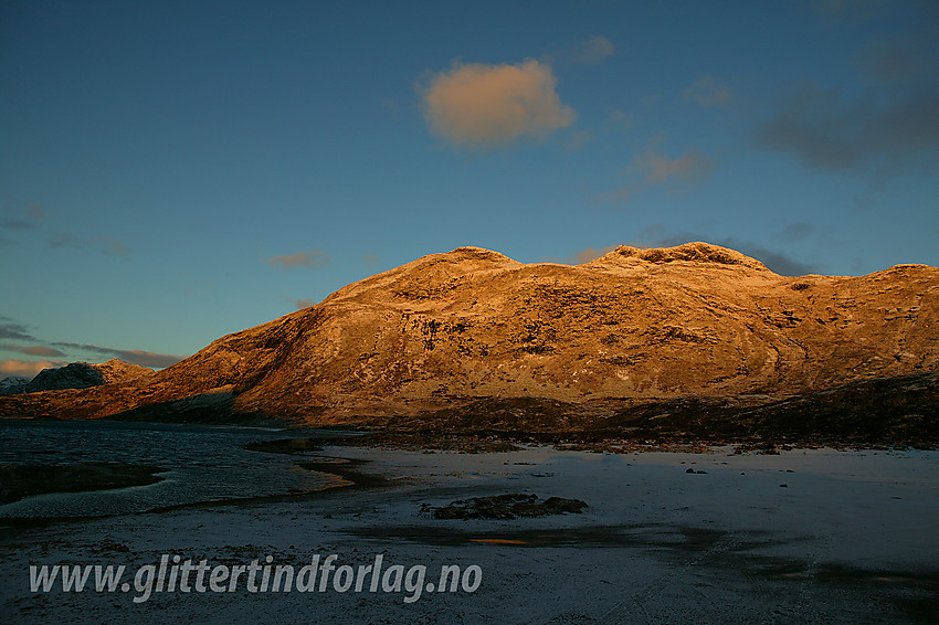 Høstmorgen på Fagerstrand med Kongsliknuppen og Mefjellet i bakgrunnen.