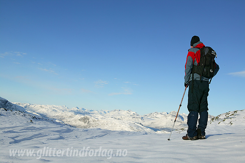 På skulderen vest for Bitihorn med utsikt inn i Jotunheimen.