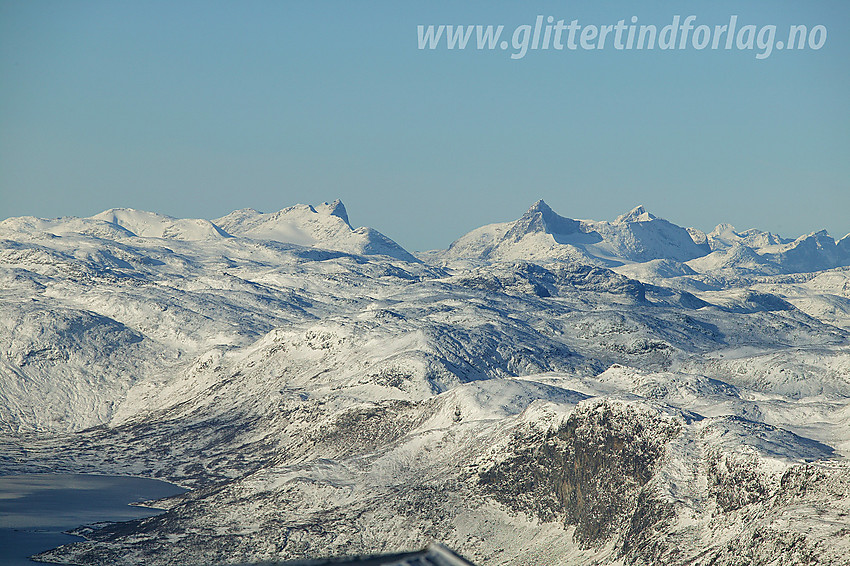 Med telelinse fra Bitihorn mot Hjelledalstinden og Falketind. Nede til venstre ses en del av Olefjorden.