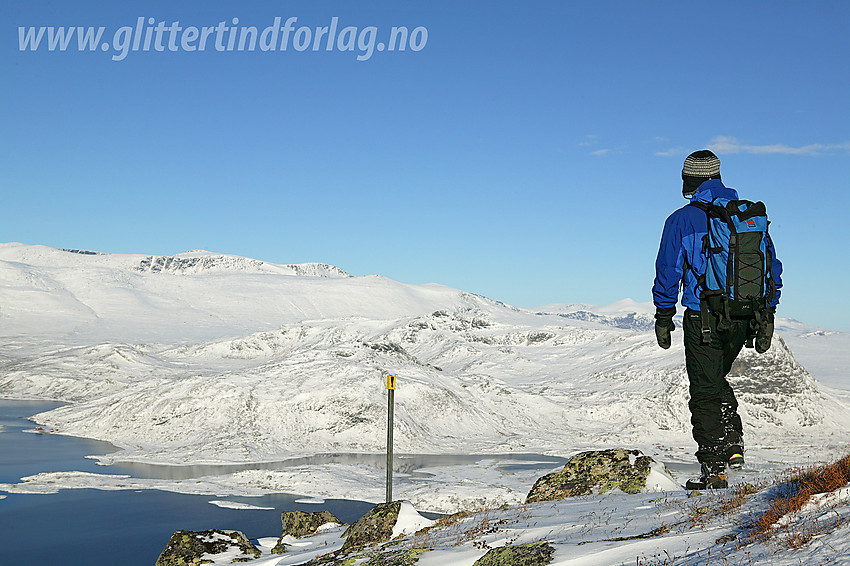 På vei ned fra Bitihorn med Raudfjorden, Hålissundet og Mefjellet / Kongsliknuppen i bakgrunnen. Videre ser man Heimre Fagerdalshøe, Raslet og opp til Rasletinden.