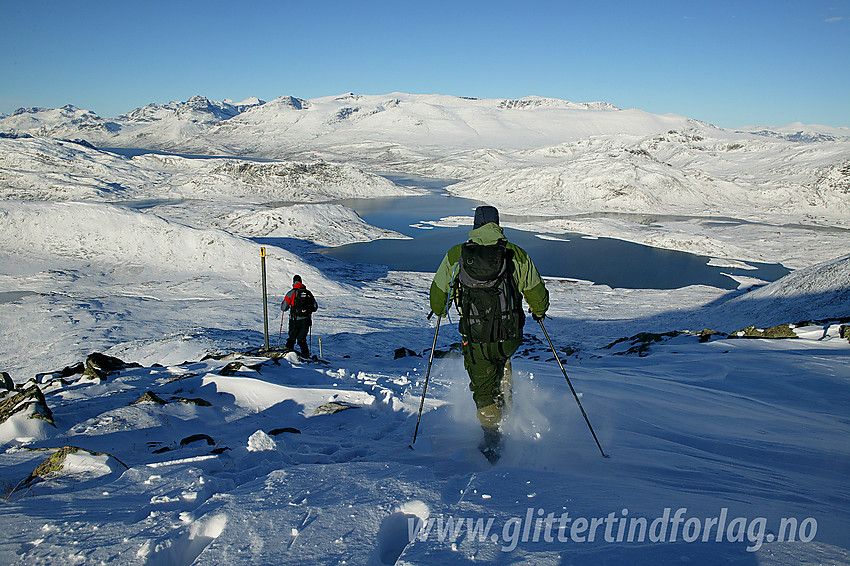 Full fart på vei ned fra Bitihorn med utsikt nordvestover mot Bygdin og Jotunheimen.