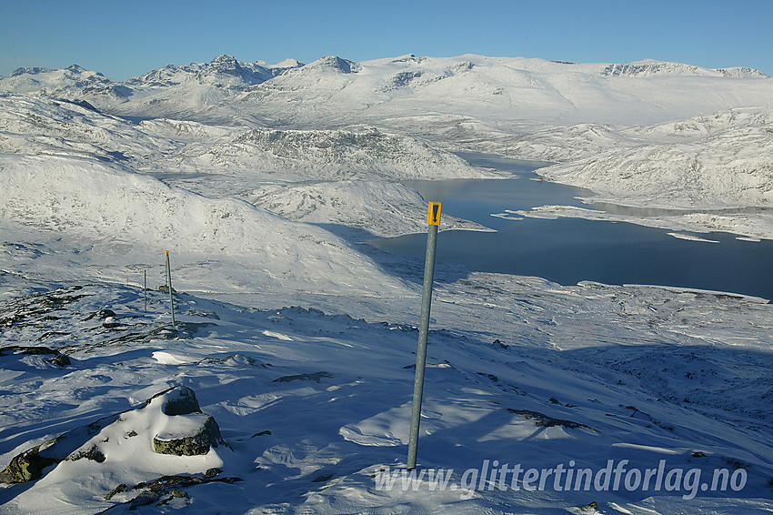 På vei ned nordvestryggen på Bitihorn som er merket med jernstolper. I bakgrunnen bl.a. Raudfjorden, Gyriklanten og Bygdissundet med Gjendealpene som kulisse.