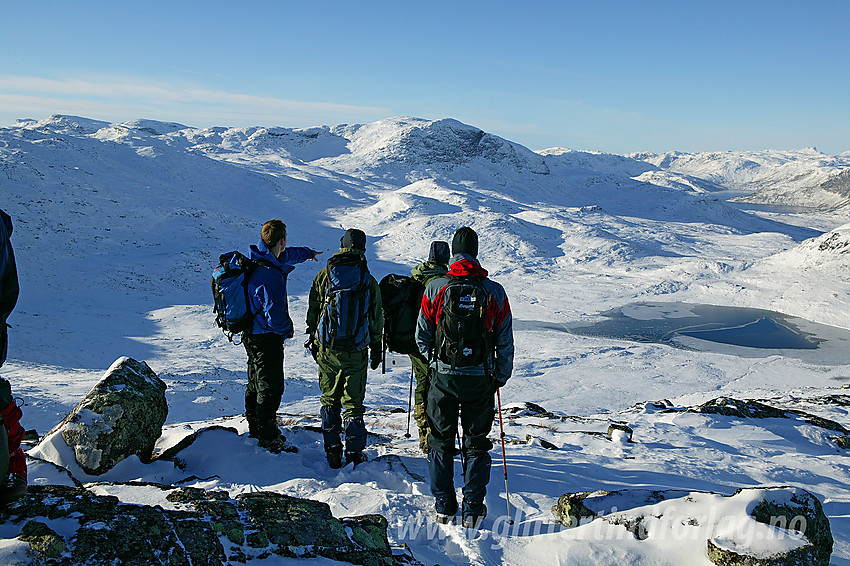 På vei ned nordvestryggen på Bitihorn med utsikt bl.a. ned til Skjervebottjernet og bort til Svarteknippa og Skyrifjellet.