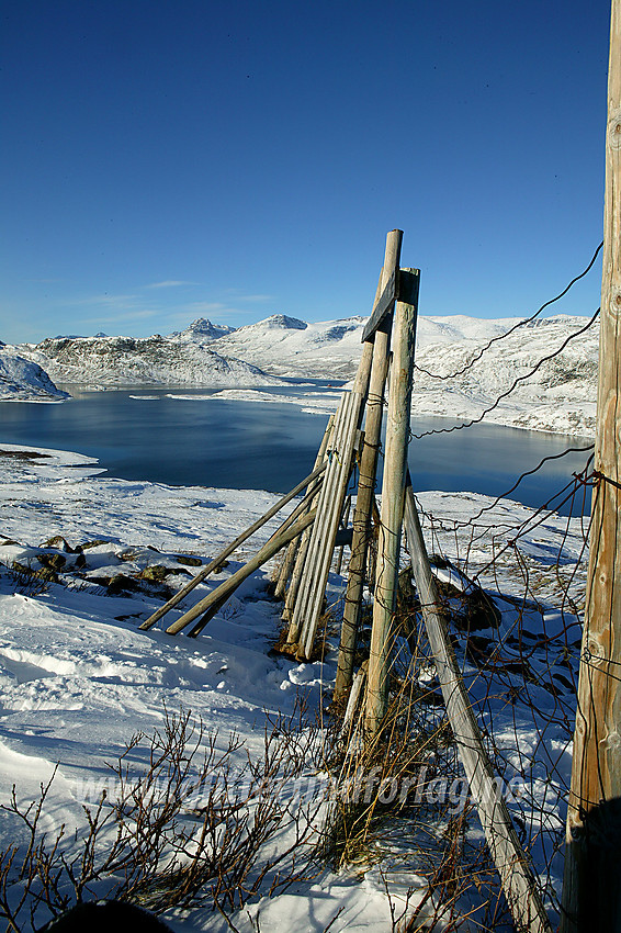 Denne porten passeres på tur fra "Sameleiren" ved rv 51 om man skal til Bitihorn eller vil følge DNT-stien innover mot Yksendalsbu.