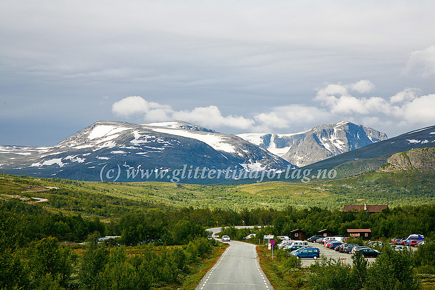 Ved Reinsvangen parkering litt utenfor Gjendeosen en sommermorgen. I bakgrunnen Rasletinden (2105 moh) og Munken (2105 moh).