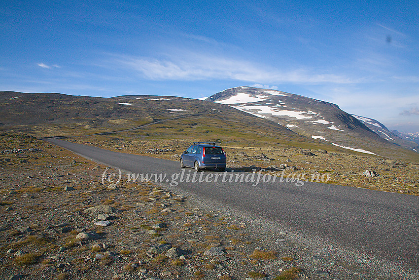 Bilveien fra Bøverdalen mot Juvasshytta med Kjelhøe (2223 moh) i bakgrunnen.