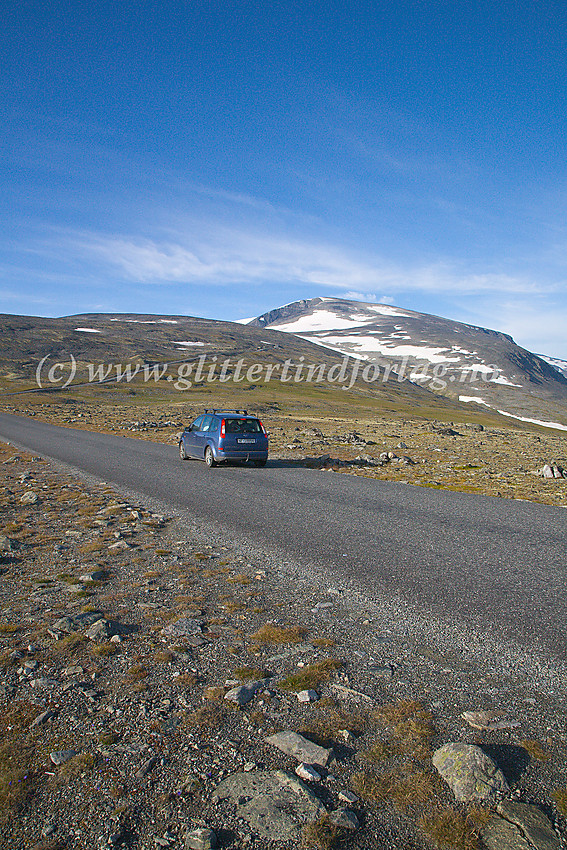 Bilveien fra Bøverdalen mot Juvasshytta med Kjelhøe (2223 moh) i bakgrunnen.