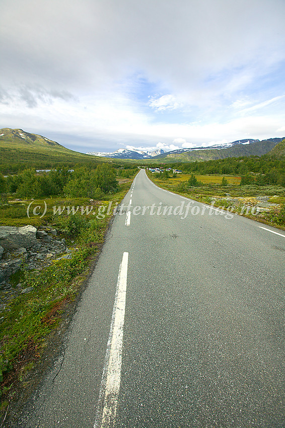 Veien fra Maurvangen forbi Reinsvangen mot Gjendeosen.