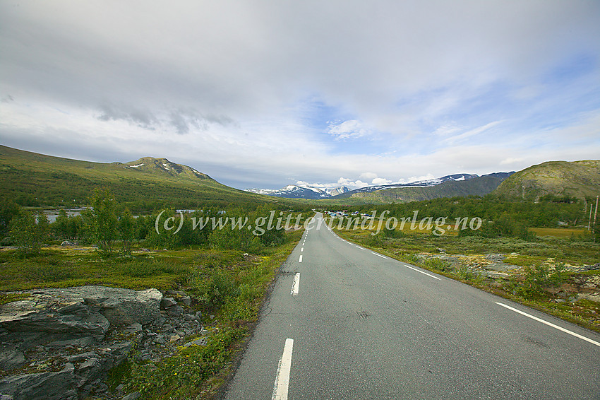 Veien fra Maurvangen forbi Reinsvangen mot Gjendeosen.