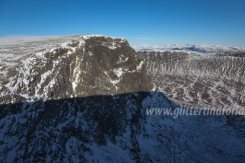 Ranastongje (1900 moh) sett fra sørøst. Nede til høyre Geitebotten som går ut i Hestebotten. Ryggen bak der igjen tilhører Rankanøse. I det fjerne ses Jotunheimens tinderekker.