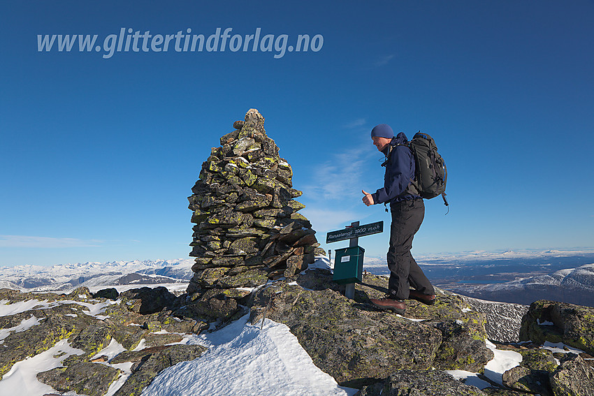 På toppen av Ranastongi, eller Ranastøngji som det står på skiltet, 1900 moh, i et fantastisk høstvær.