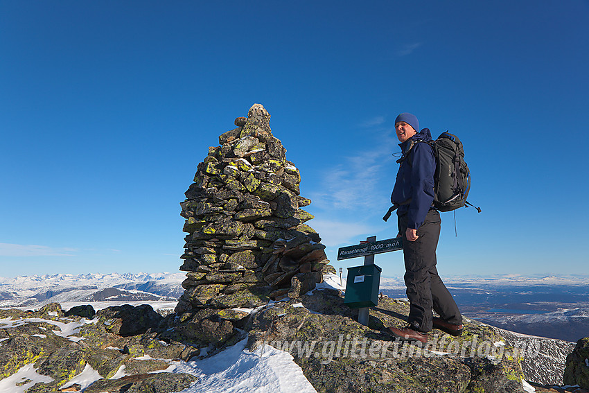 På toppen av Ranastongi, eller Ranastøngji som det står på skiltet, 1900 moh, i et fantastisk høstvær.