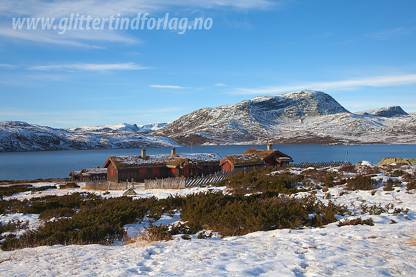 Hytte ved Vavatn med Såta (1693 moh) i bakgrunnen.