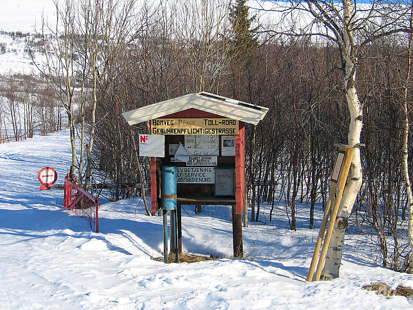 Bomkassa ved starten på Slettefjellveien på Hensåsen. 