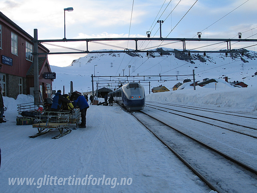 Påske på Finse stasjon med vestgående tog.