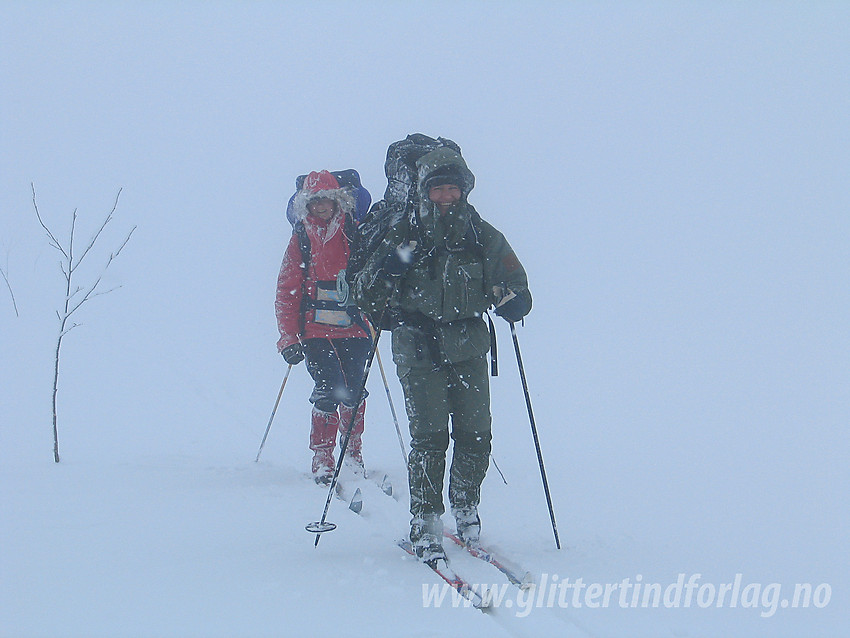 På vei fra Raggsteindalen Høyfjellsstue mot Iungdalshytta i dårlig sikt.