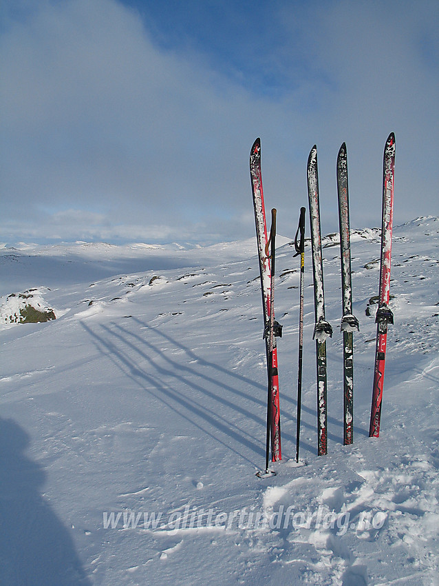 Ski oppstilt på tur i Skarvheimen.